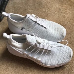 Size 9.5 | White| Nike paaya